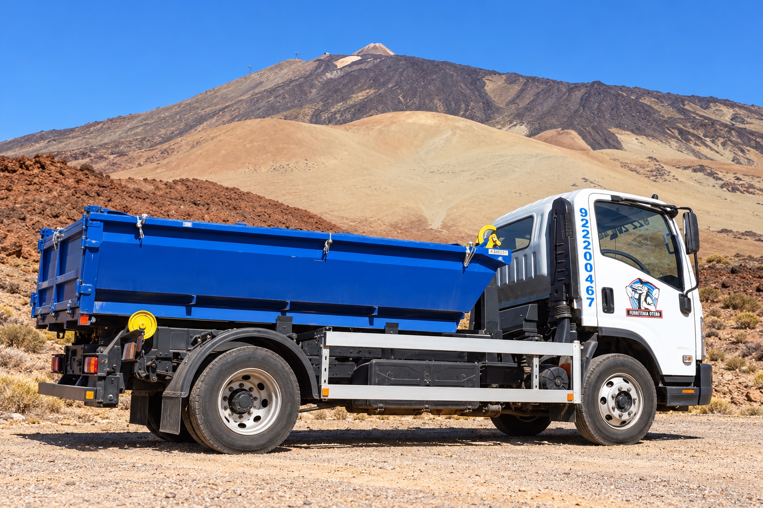 Camión de Ferretería Otero con caja azul y cabina blanca ante el Teide, fotografía restaurada